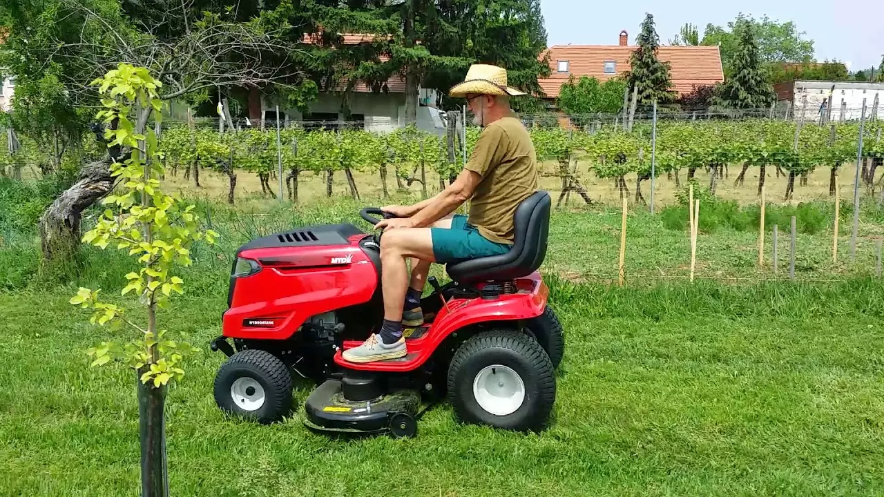 Как выбрать мини-трактор для скашивания травы: Преимущества и удобство работы обеспечены